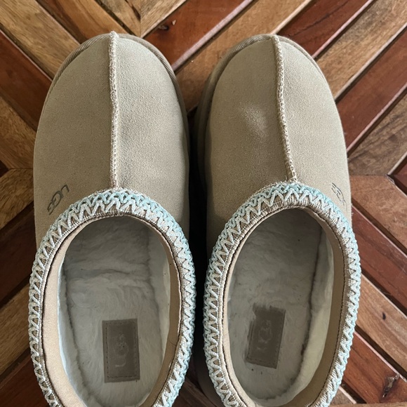 UGG slippers size 6 - Picture 3 of 7